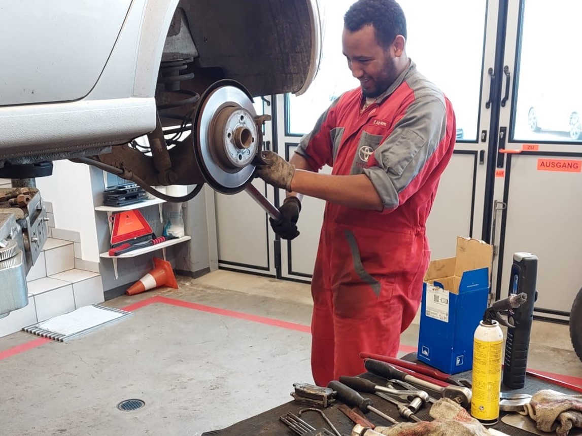 gut ausgerüstete Garage für Autoreparaturen